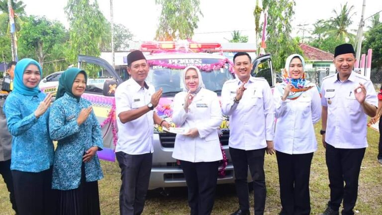 Tunaikan Janji Politik, Bupati Ratna Machmud Salurkan Bantuan Ambulans ke Desa Sugih Waras dan Seragam Sekolah