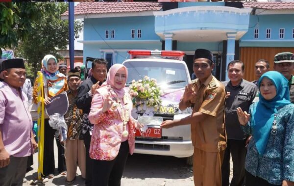 Bupati Musi Rawas Salurkan Bantuan Seragam Sekolah dan Mobil Ambulans ke Desa Ketuan Jaya Muara Beliti