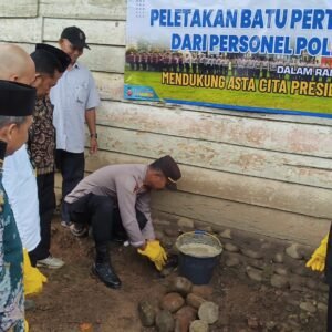 Sukseskan Bedah Rumah “Bedulur”, Polsek STL Ulu Terawas, Polres Musi Rawas Gelar Peletakan Batu Pertama Warga Desa Babat