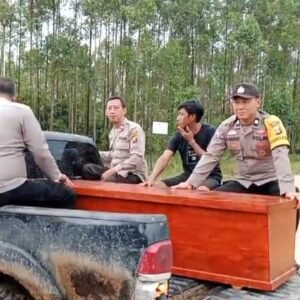 Polsek BTS Ulu Polres Musi Rawas Terapkan “Polri Untuk Masyarakat”, Bantu Warga Evakuasi Jenazah Terhambat Luapan Air