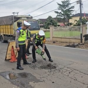 Satlantas Polres Musi Rawas Lakukan Penambalan Jalan Berlubang di Jalan Lintas Km. 12